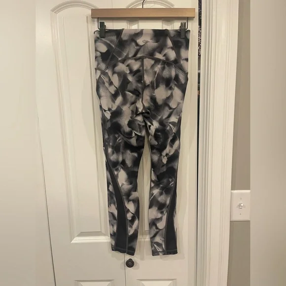 16L6. Lululemon Train Times 7/8 Pant 25" Blush Blossom Alpine White Black - Picture 7 of 9